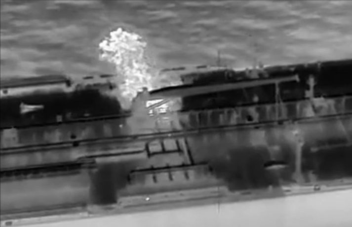 Drónar voru notaðir til að varpa sprengjum á skipið.