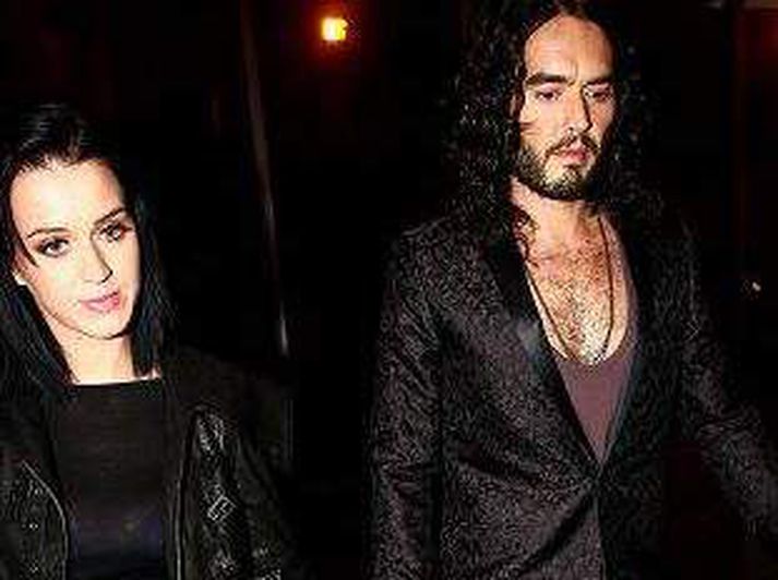 Katy Perry og Russell Brand vilja kaupa sveitabæ í Bretlandi og setjast þar að í framtíðinni.
Fréttablaðið/getty