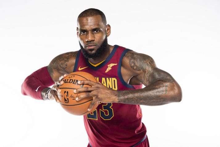 LeBron James er að hefja sitt fimmtánda tímabil í NBA-deildinni.