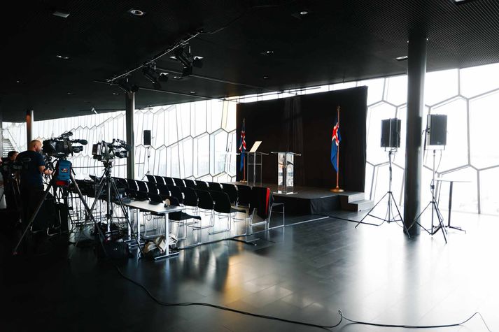 Hér munu formennirnir þrír standa fyrir fram þó nokkra blaðamenn.