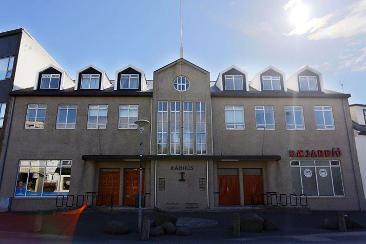 Hjallastefnan sendi inn erindi þann 30. apríl þar sem fyrirtækið óskaði eftir húsnæði fyrir starfsemi sína. Þann 21. maí var samþykkt að veita henni aðstöðu í Engidalsskóla. Fræðsluráð hefur ekki tekið samþykktina fyrir á fundi.