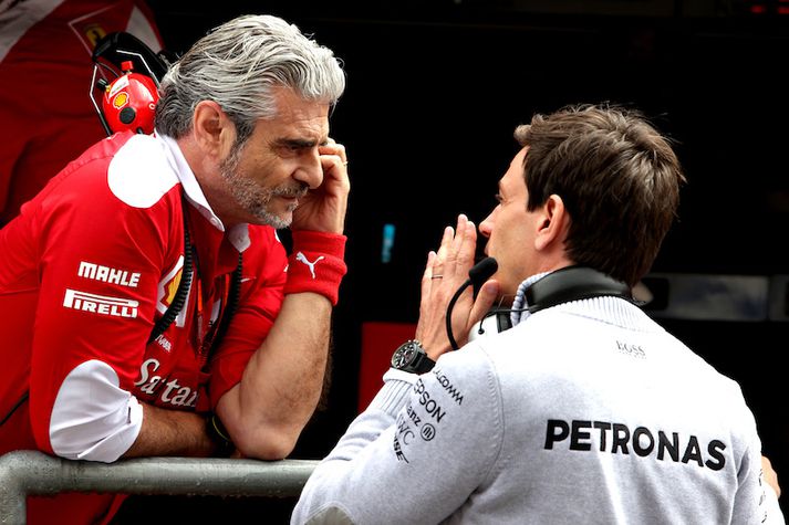 Toto Wolff ræðir við Maurizio Arrivabene, liðsstjóra Ferrari.