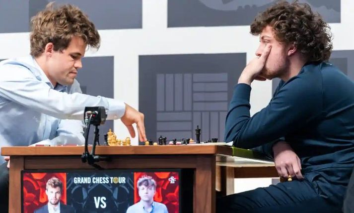 Carlsen (t.v.) hætti þátttöku eftir skákina við Niemann á móti í St. Louis í fyrra.