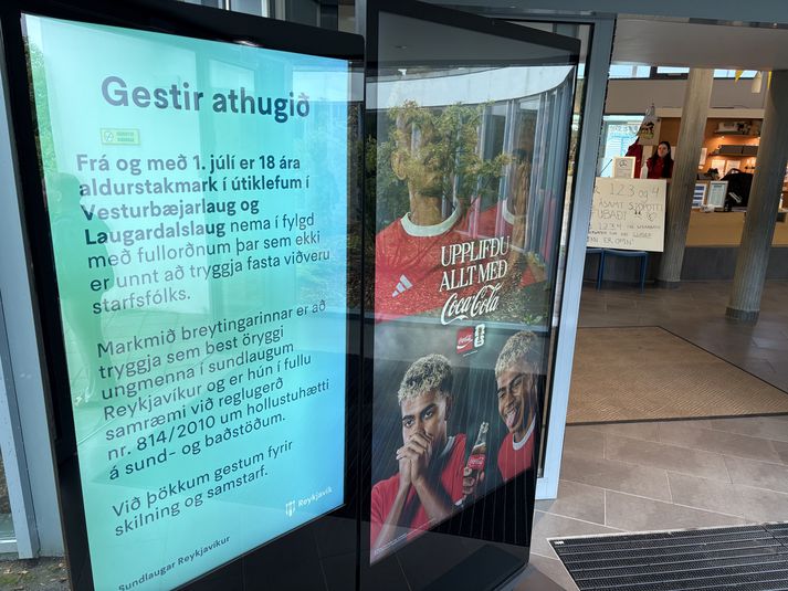 Upplýsingaskilti í Laugardalslaug.