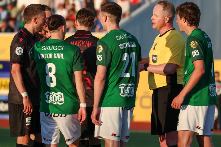 Dómarinn Arnar Þór Stefánsson virðist hafa haft rétt fyrir sér þegar hann dæmdi aukaspyrnu á Hólmar Örn Eyjólfsson í gærkvöld.