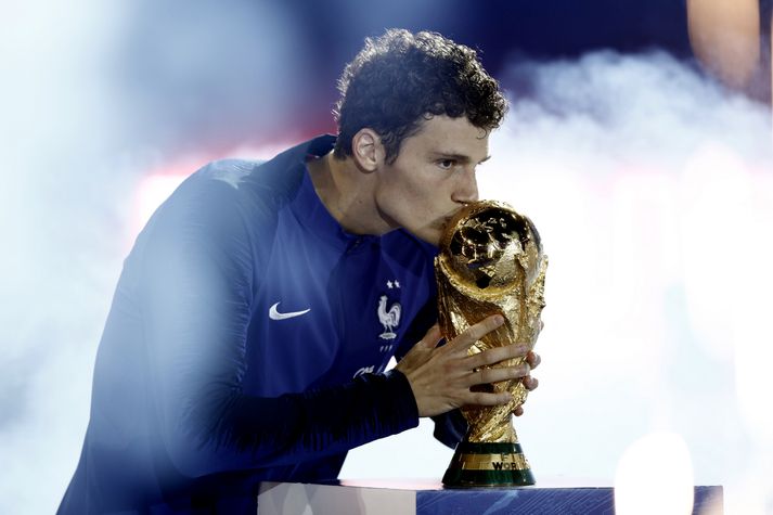 Benjamin Pavard kyssir HM-bikarinn.