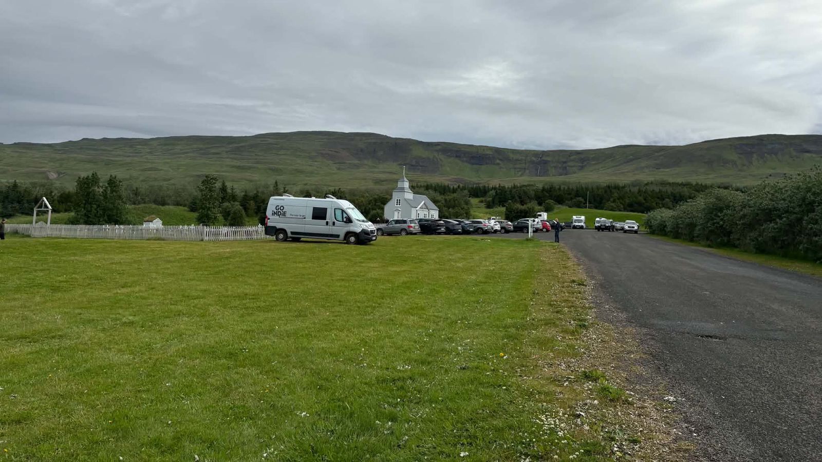 Tjaldsvæðisgestir vöknuðu við að þyrla lenti á vellinum
