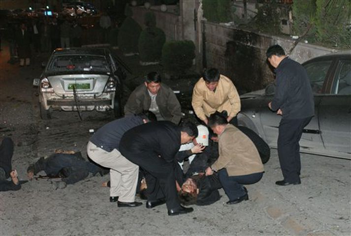 Hlúð að særðum fyrir utan Days Inn hótelið.