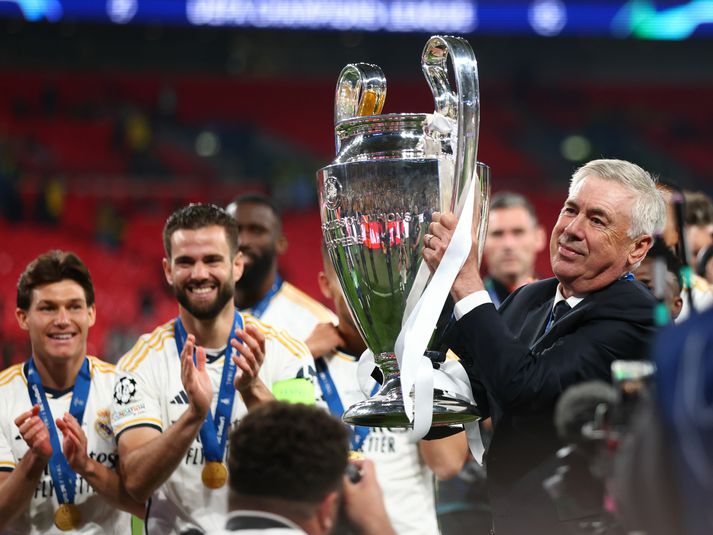 Carlo Ancelotti með Meistaradeildartitilinn sem hann var að vinna í fimmta sinn.