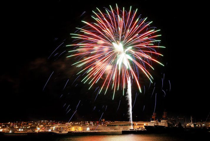 Every year, more tourists decide to spend their New Year's in Iceland. 