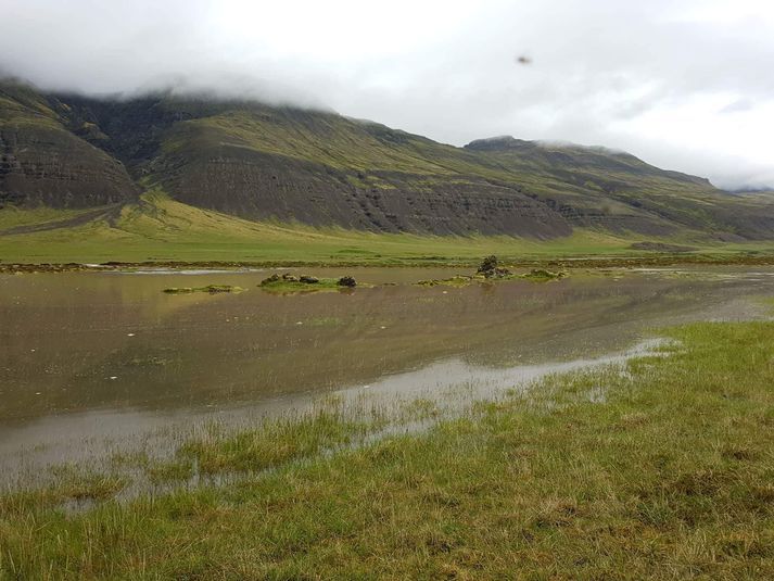 Lón byrjaði strax að myndast í Hítardalsá ofan við skriðuna.