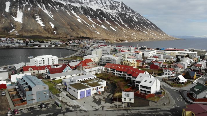 Í-listinn missti meirihluta í kosningunum og eru Framsóknarmenn og Sjálfstæðismenn nú í meirihlutaviðræðum.