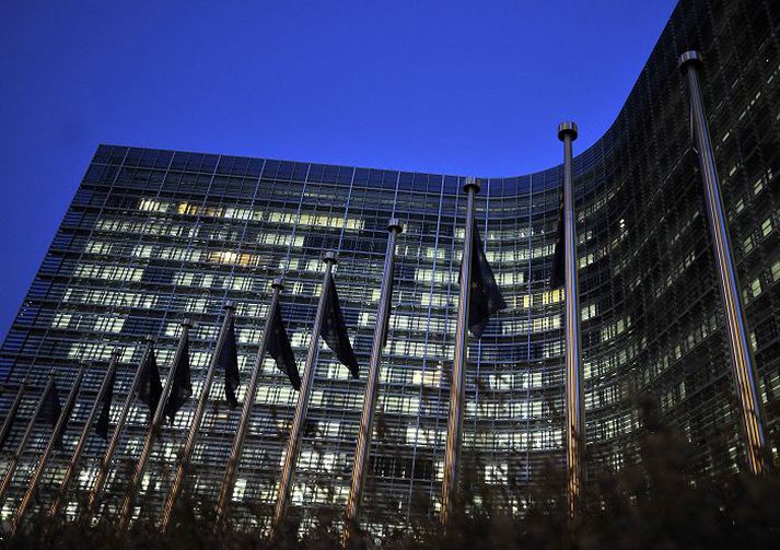Talsmaður Michel Barnier, framkvæmdastjóra málefna innri markaðar ESB, segir að tilskipun um innstæðutryggingar sé enn í fullu gildi í ESB-ríkjum þrátt fyrir úrskurðinn í Icesave-málinu. Fréttablaðið/ap