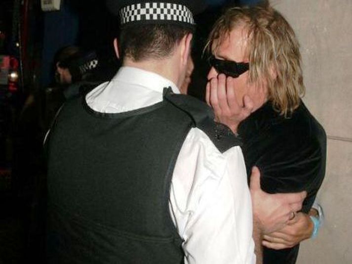 Rhys Ifans og vörður laganna seint í gærkvöldi.