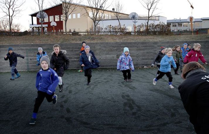 Fjör á skólalóðinni. Nemendur fá útrás fyrir hreyfiþörf sína í upphafi hvers skóladags. Þeir fara einnig í frímínútur eins og venjulega.