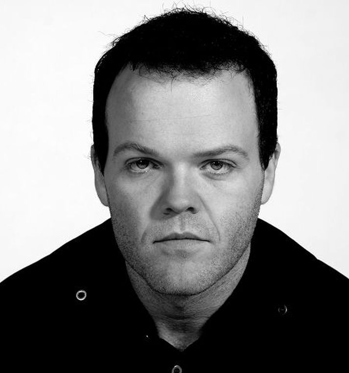 Hvergi banginn
Þorsteinn Gunnar Bjarnason er að fara að leikstýra sinni fyrstu mynd í fullri lengd. Og hún skartar grínkóngunum Ladda og Stefáni Karli í aðalhlutverkum. Leikstjórinn segist vera með smá í maganum yfir þessu öllu en kveðst þó vera hvergi banginn.
