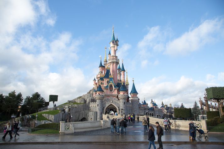 Disneyland í París opnaði árið 1992 og er vinsælasti ferðamannastaður í Evrópu.