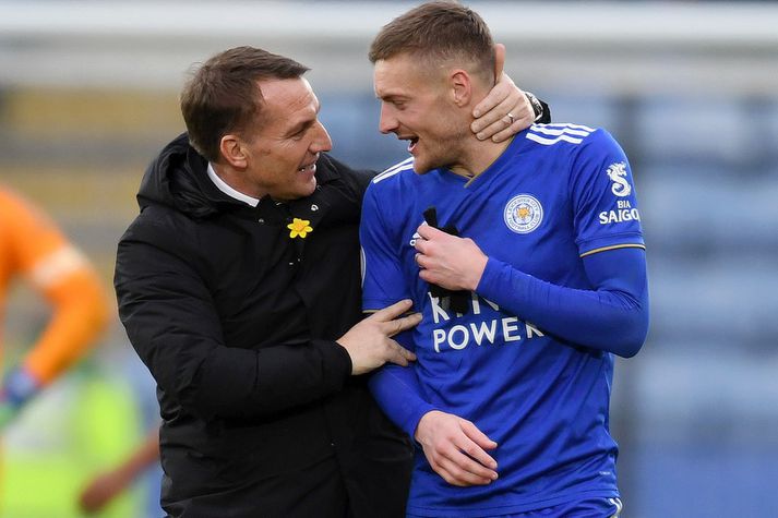 Brendan Rodgers fagnar fyrsta sigri sínum sem stjóri Leicester með framherjanum Jamie Vardy.