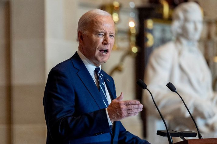 Joe Biden, forseti Bandaríkjanna, hefur verið undir nokkrum þrýstingi vestan hafs vegna þess hve þétt hann hefur staðið við bakið á Ísraelum í mannskæðum átökum þeirra gegn Hamas.