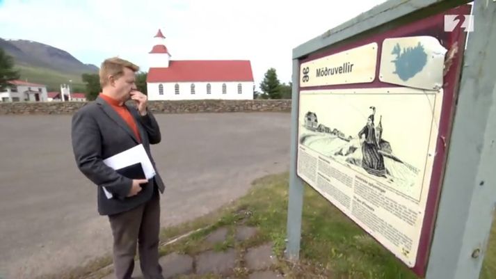 Sóknarpresturinn séra Oddur Bjarni Þorkelsson við söguskiltið á Möðruvöllum.