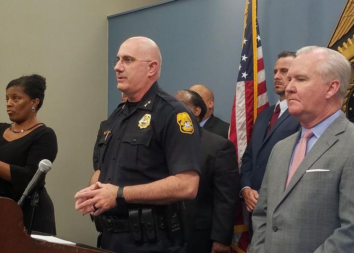 Lögreglustjórinn Brian Dugan greinir frá handtökunni á blaðamannafundi í gær.