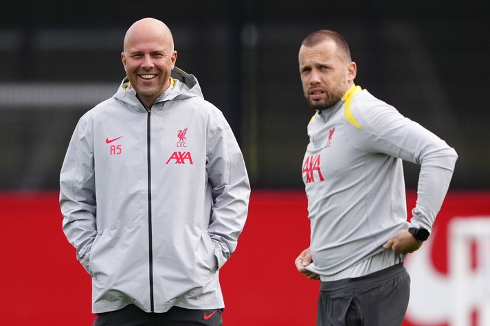 Samstarf Arne Slot og John Heitinga skilaði Englandsmeistaratitli á fyrsta tímabili.