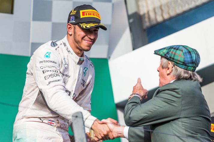 Jackie Stewart hefur fulla trú á Hamilton en telur að Rosberg geti veitt honum keppni eftir pásuna.