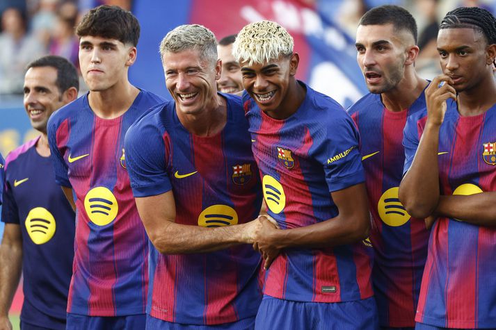Soccer friendly - FC Barcelona vs Como 1907 epa12292902 Barcelona's players Lamine Yamal (R) and Robert Lewandowski (L) prior to the friendly soccer match between FC Barcelona and Como 1907 at Johann Cruyff stadium, Sant Joan Despi, Catalonia, Spain, 10 August 2025.  EPA/Quique Garcia