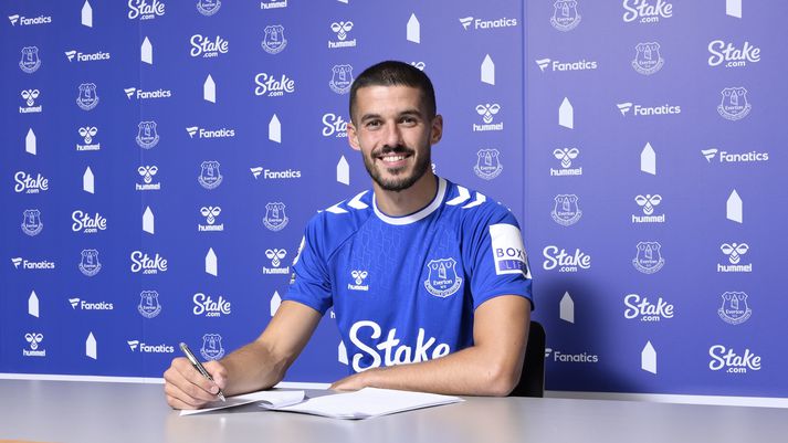 Conor Coady hefur skrifað undir samning við Everton. 