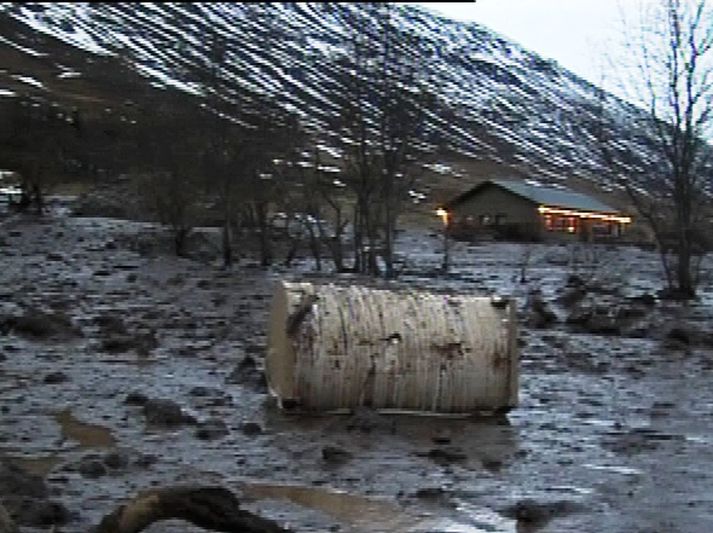 Frá vettvangi í Grænuhlíð í morgun þar sem þrjár skriður alls féllu á og við bæinn.
