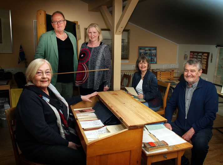 Þau Dagný Marínósdóttir, Pétur Hafþór Jónsson, Sigrún Lilja Jónasdóttir, Nína Magnúsdóttir og Guðmundur Sighvatsson standa að sýningunni ásamt fleiri hollvinum Austurbæjarskóla. MYND/GVA