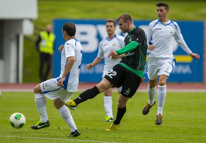 Ellert skorar síðara mark sitt í fyrri leiknum á Kópavogsvelli.