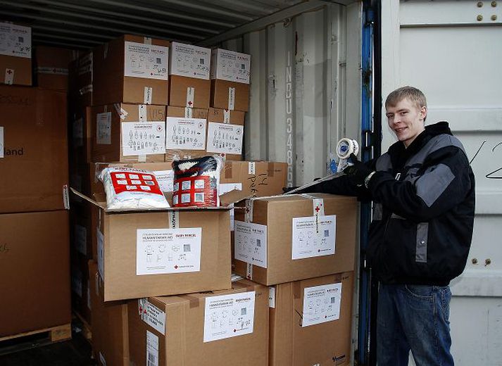 Hópur sjálfboðaliða fyllti þennan gám af hjálpargögnum í gær. Fréttablaðið/gva