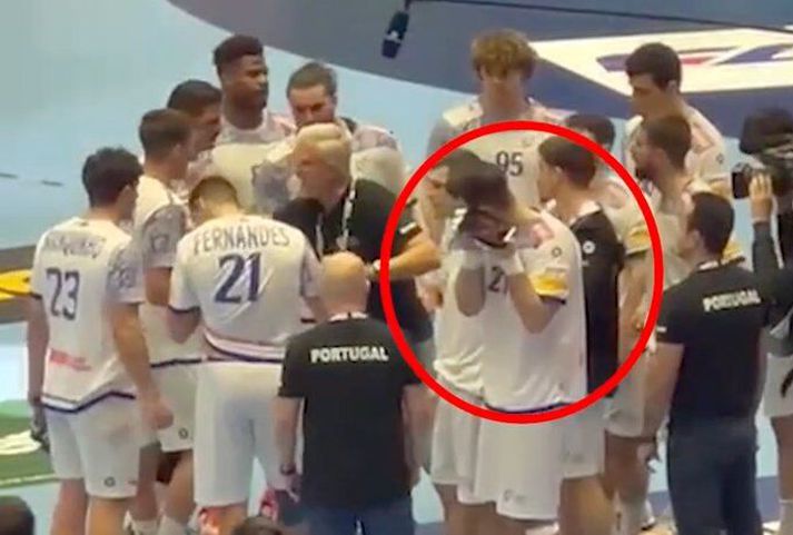 Miguel Neves hlustar á leikhlé Noregs.