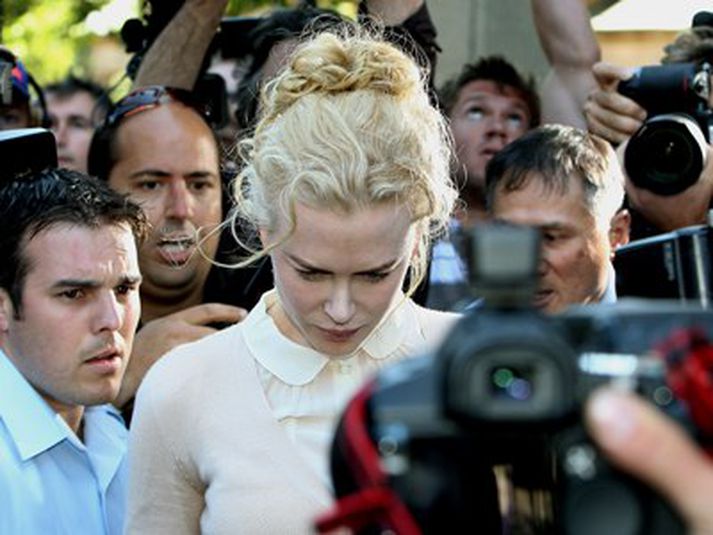 Kidman yfirgefur Hæstarétt í Sydney þar sem hún bar vitni í ærumeiðingamáli í gær.