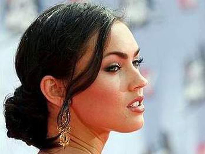 Megan Fox finnst svolítið ósmekklegt að gera sér upp kærleika fyrir framan myndavélarnar.