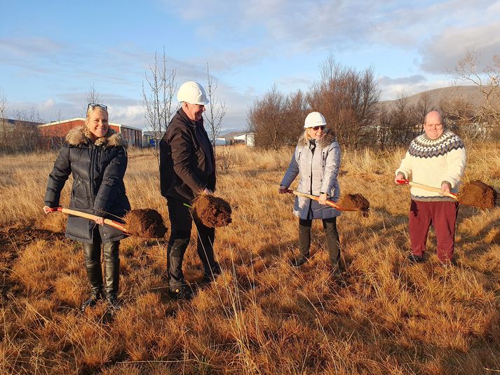 Fyrsta skóflustungan af nýja þjónustukjarnanum var tekin á Selfossi föstudaginn 18. nóvember.