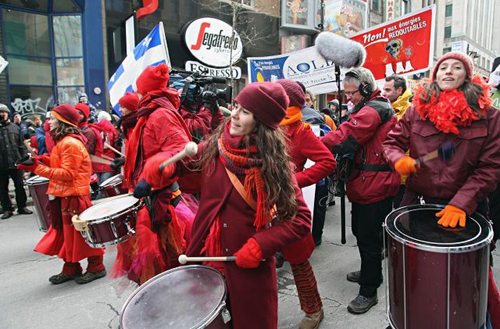 Kröfuganga í Montreal. Þúsundir tóku þátt í kröfugöngu í Montreal í Kanada á laugardaginn þar sem varað var við loftslagsbreytingum. Í borginni stendur yfir tíu daga loftslagsþing Sameinuðu þjóðanna, en þar er til umræðu Kyoto-samkomulagið um útblástur gróðurhúsalofttegunda og framhald þess.