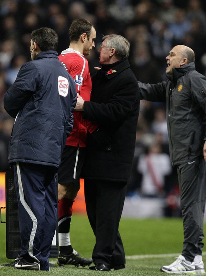 Alex Ferguson, stjóri Manchester United sést hér skipta Dimitar Berbatov útaf í kvöld.