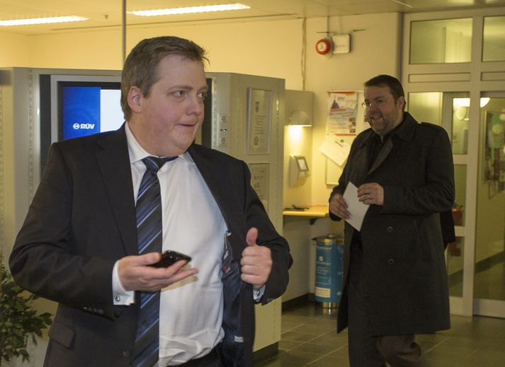 Sigmundur Davíð ásamt aðstoðarmanni sínum eftir Kastljósviðtalið í kvöld.