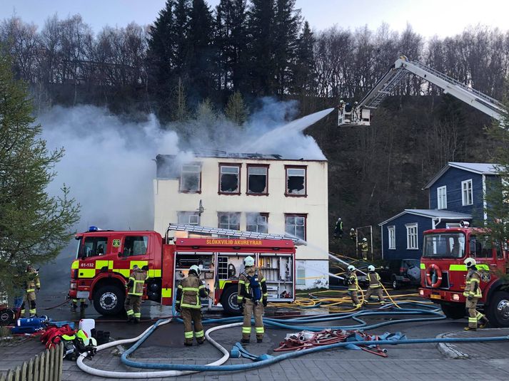 Ólafur býst við því að húsið verði að mestu rifið niður á meðan á slökkvistarfi stendur.