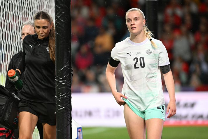 Guðný Árnadóttir fer hér meidd af velli í leiknum á móti Sviss.