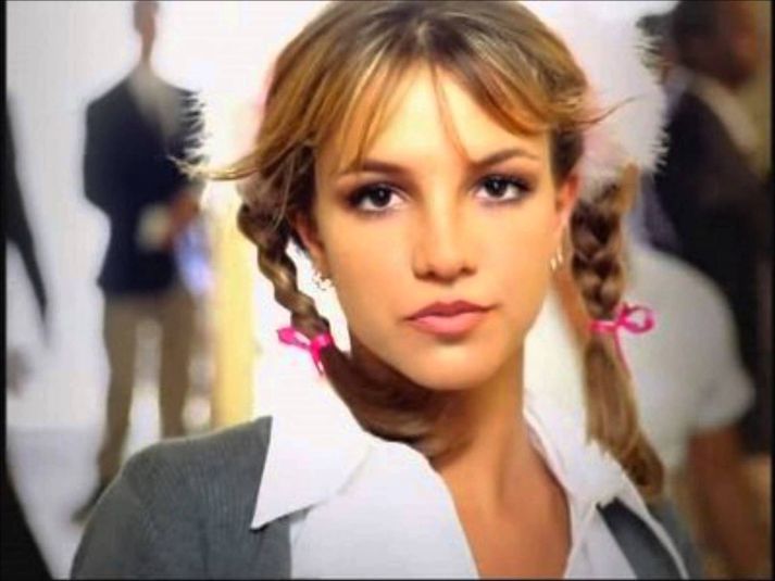 Britney gerði allt vitlaust árið 1999 þegar hún var með tvær fléttur í tónlistarmyndbandinu við Hit Me Baby.