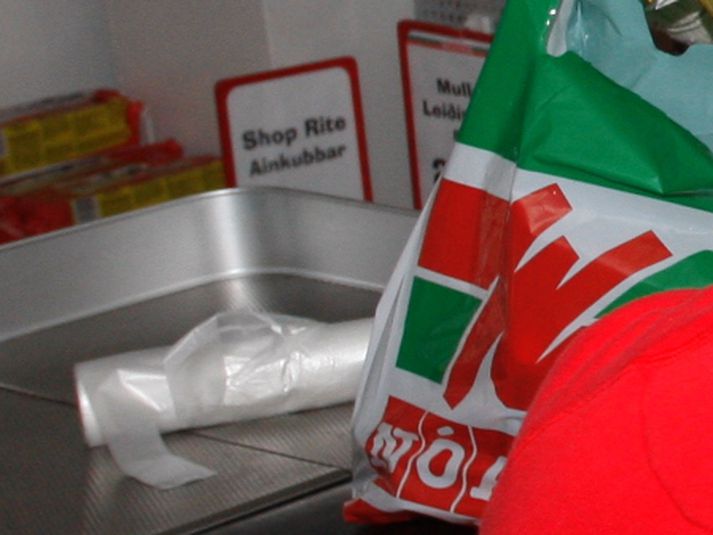 Úr safni. Fram kemur í svari umhverfisráðherra að plastpokar séu yfirleitt framleiddir úr svokölluðu polyetylen-plasti. 
