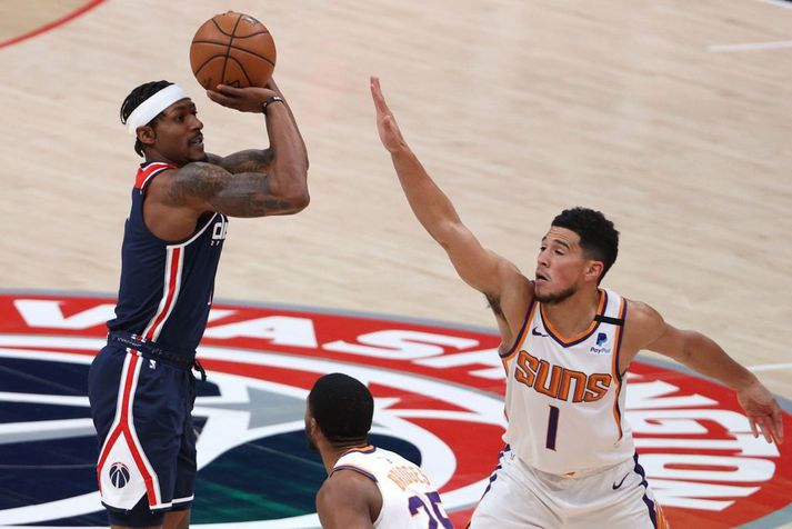 Bradley Beal með Devin Booker fyrir framan sig í leiknum í Washington í nótt.