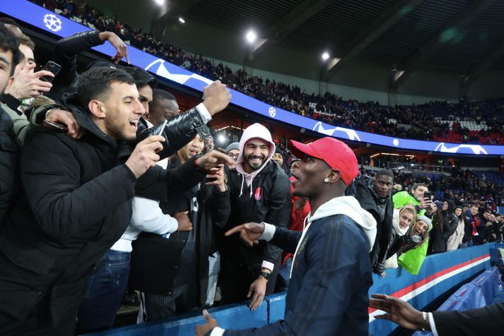 Paul Pogba ræðir við stuðnigsmenn Manchester United eftir leikinn í gærkvöld. Myndin tengist fréttinni ekki beint