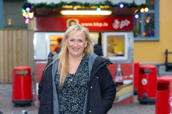 Guðrún Kristmundsdóttir, eigandi Bæjarins beztu, bíður sjálf í röð eftir pylsu. Það gerðu þó heimsfrægu systurnar ekki.