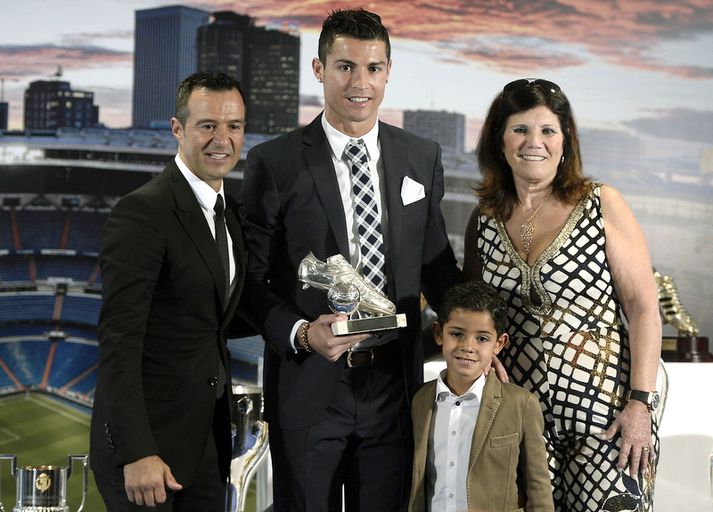 Ronaldo með móður sinni og syni. Jorge Mendes, umboðsmaður hans, er lengst til vinstri.