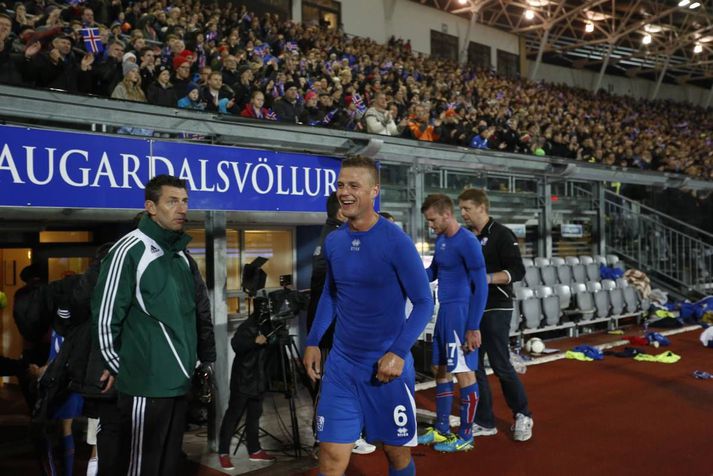 Ragnar Sigurðsson fagnar eftir sigurinn á Albaníu á dögunum.