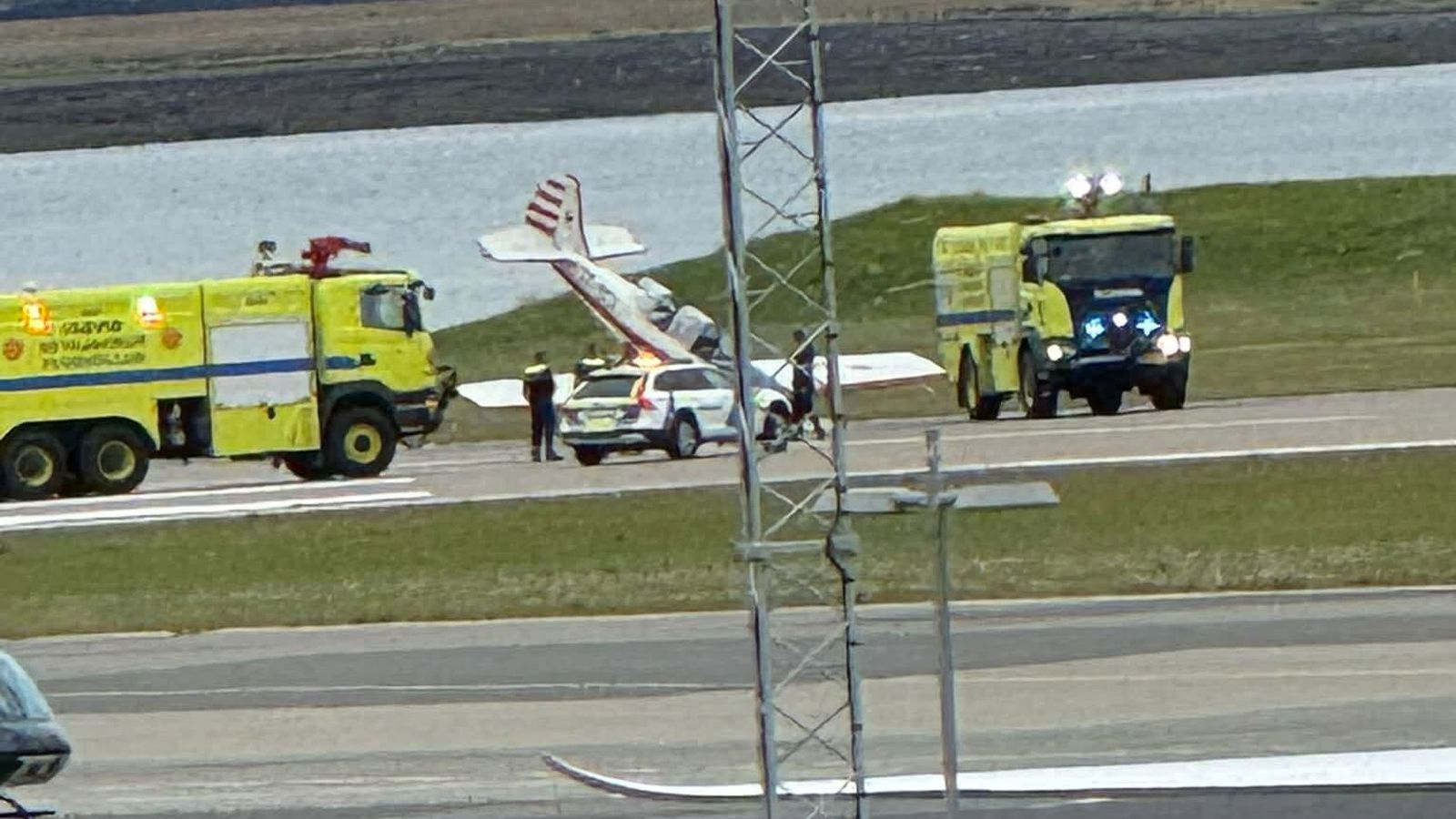Með nefið í flug­brautinni eftir harka­lega lendingu